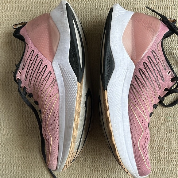 Light pink Saucony ladies shoes. Some wear but lots of life left in them. - Picture 2 of 7